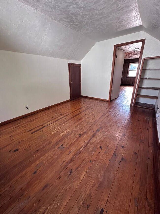 Building Photo - Cape Cod in Middletown 4 bedroom