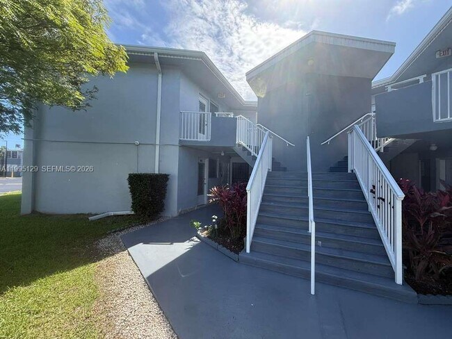 Building Photo - 1663 NE Miami Gardens Dr