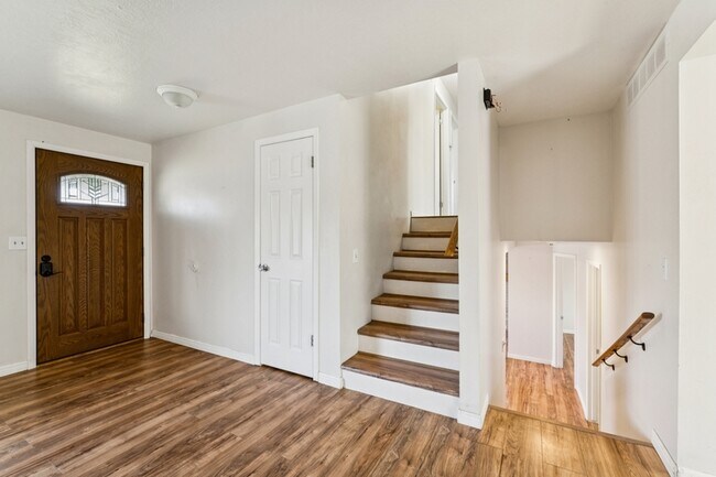 Building Photo - 420 S Five Mile Rd