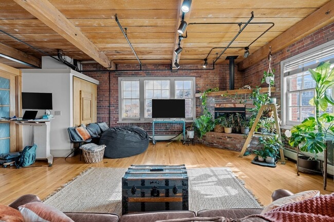 Building Photo - Beautiful loft in Downtown Denver!