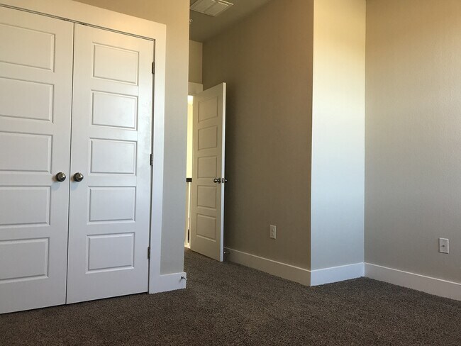Building Photo - BEAUTIFUL TOWNHOUSE IN CRESTVIEW