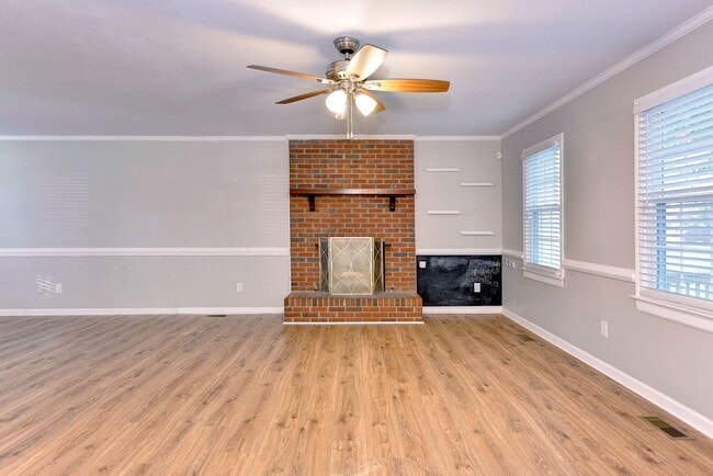 Building Photo - Updated, Spacious, Large Backyard in Newpo...