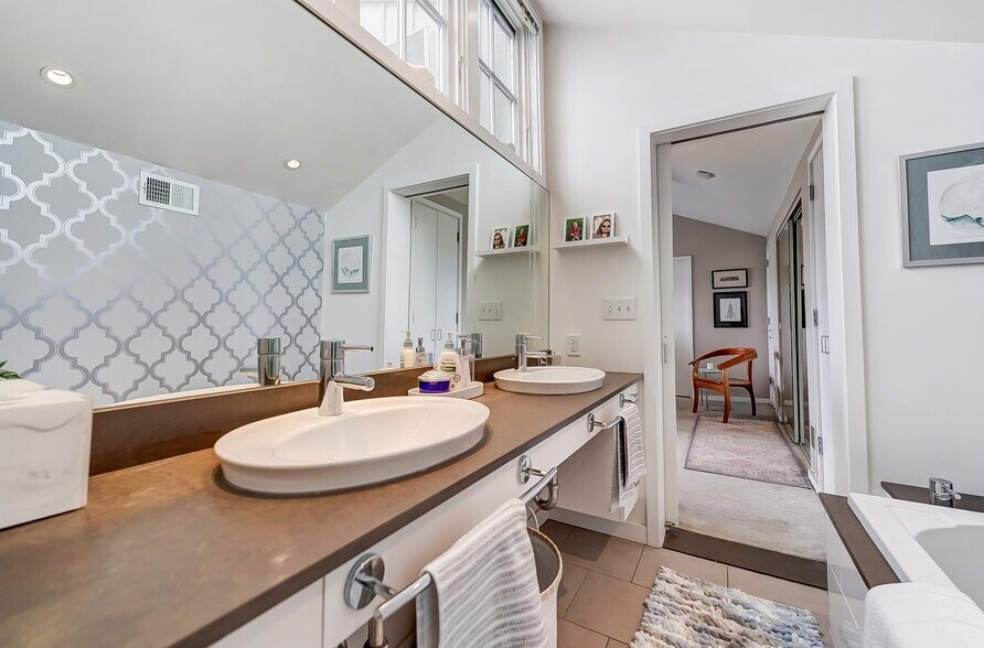 Primary Bathroom - 1005 Hill St