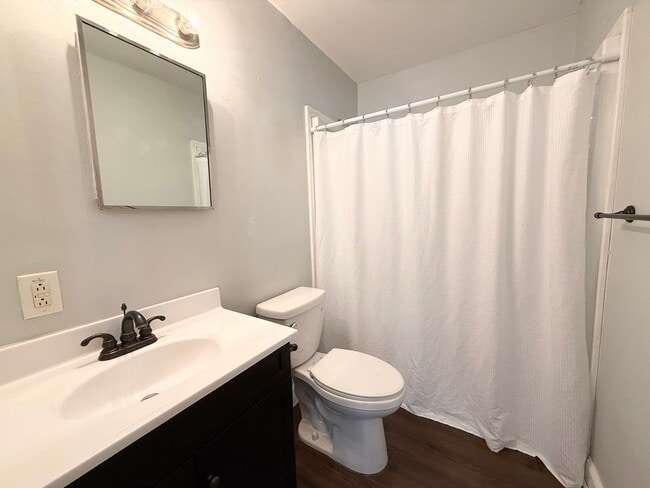 Building Photo - Charming 2 Bedroom Home With Spacious Yard!