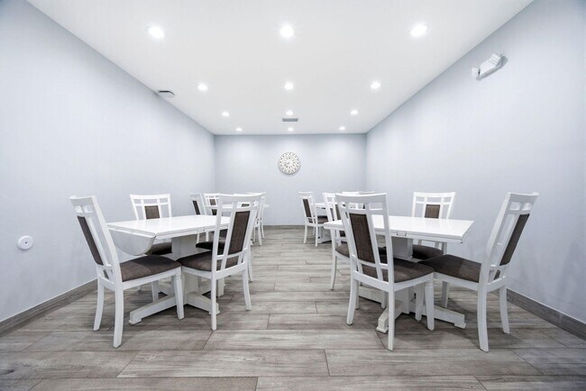 Building Photo - 3507 Oaks Way