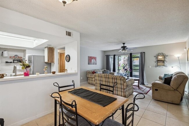 Building Photo - 2554 Lakeway Branch Dr