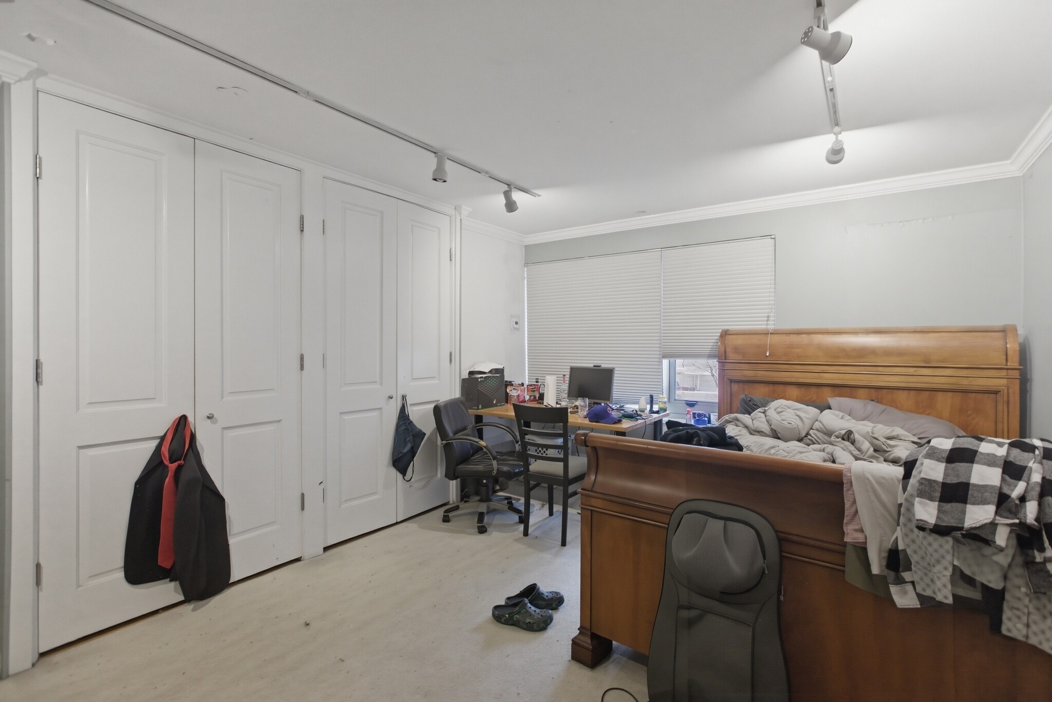 Building Photo - 247 E Chestnut St