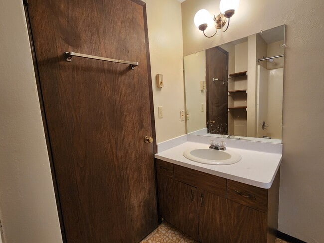 Building Photo - UPPER: 1 Bedroom Apartment in a quiet building.