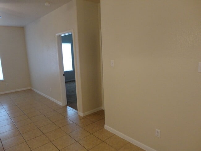 Building Photo - Nice 4 bedroom house close to down town!