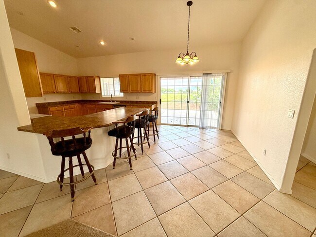 Building Photo - Beautiful 3 Bed / 2 Bath Home Backing to Cerbat Cliffs Golf Course!
