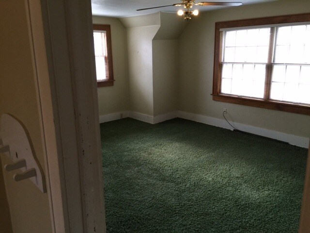 Building Photo - Across from Reser 5 bedroom 2 Bath Home