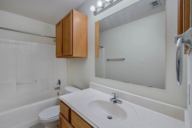 Building Photo - SUBLEASE AVAILABLE IMMEDIATELY!  Great 4 B...