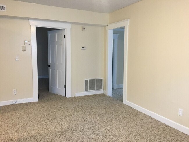 Building Photo - 1445