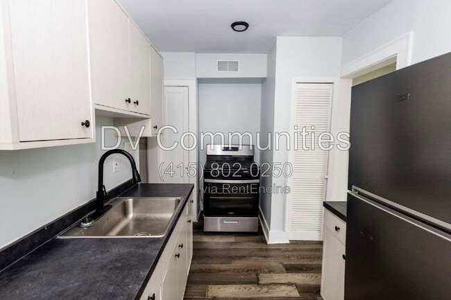Building Photo - 3300 E 149th St