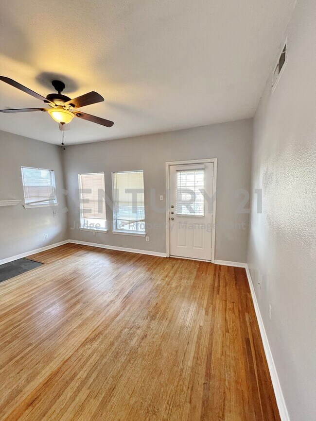 Building Photo - Updated 1/1 Apartment in Prime Dallas Location Ready for Move-In!
