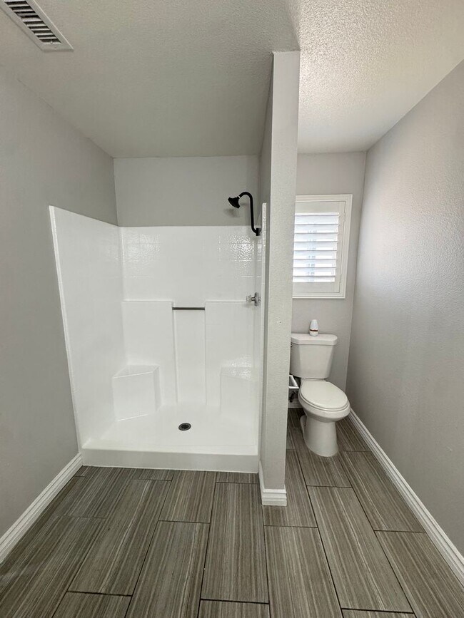 Building Photo - Beautiful 4- Bedroom Home