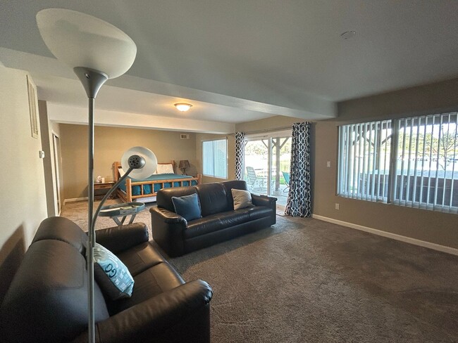 Building Photo - Don't Miss out on a Summer at the Lake.  Beautiful Fully Furnished Lake Front Home available MAY-...