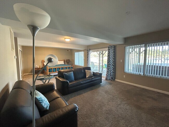 Building Photo - Don't Miss out on a Summer at the Lake.  Beautiful Fully Furnished Waterfront Home available July...