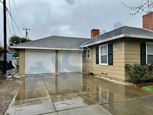 Building Photo - 875 W Alpine Ave