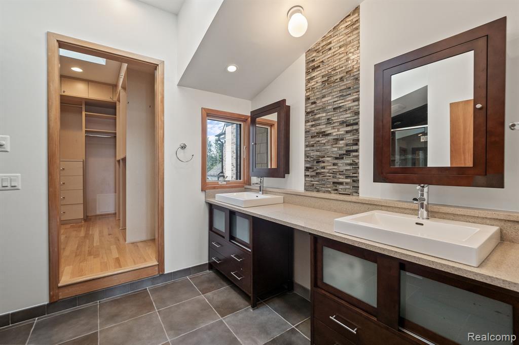 Building Photo - 2380 Walnut Lake Rd