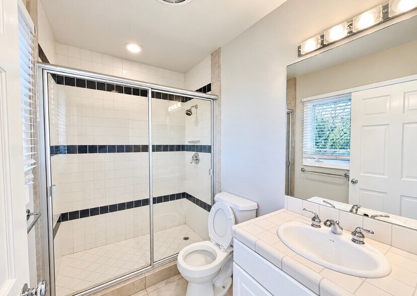Building Photo - 16972 Oak View Dr