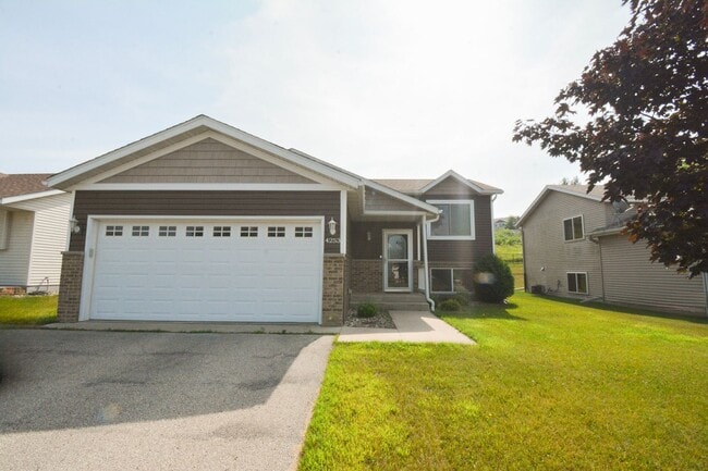 Primary Photo - Recently Renovated 4 Bed, 2 Bath Home for ...