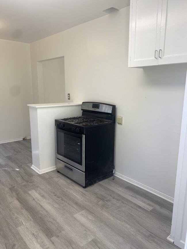 Kitchen - 2550 Greenfield Ave