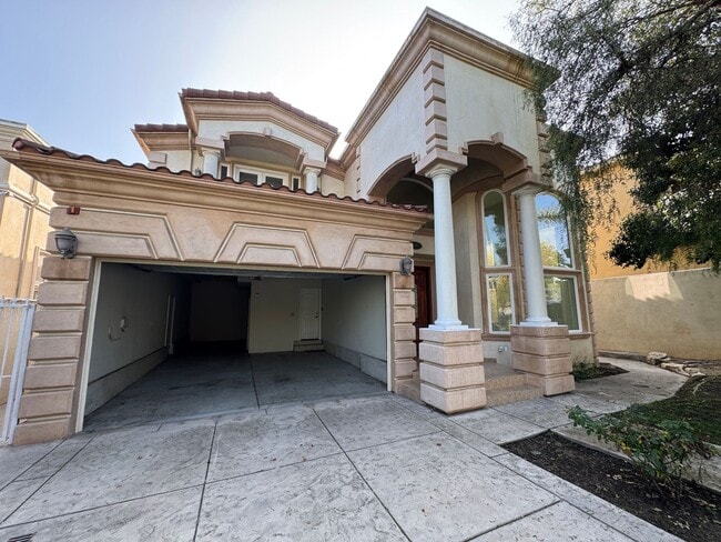 Building Photo - Lavish Estate Home w/4700sf+Central A/C & ...