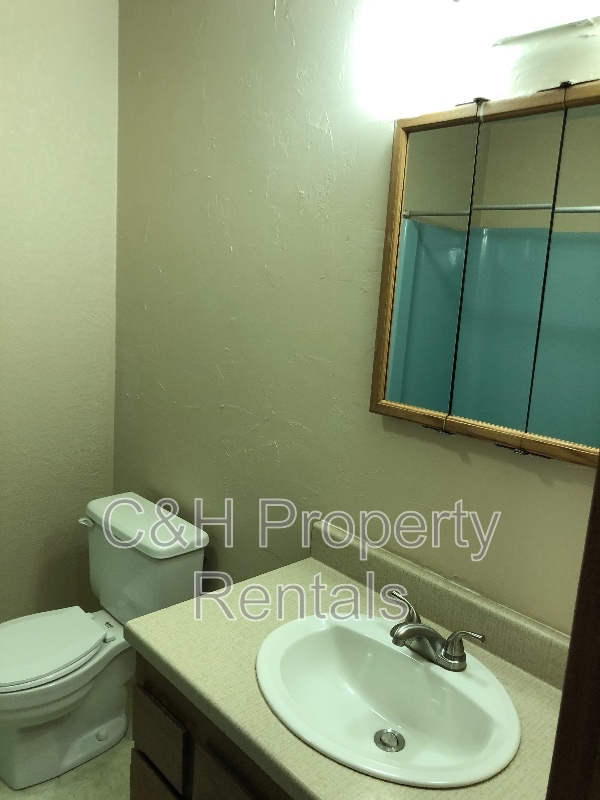 Building Photo - 622 Oakmont Rd