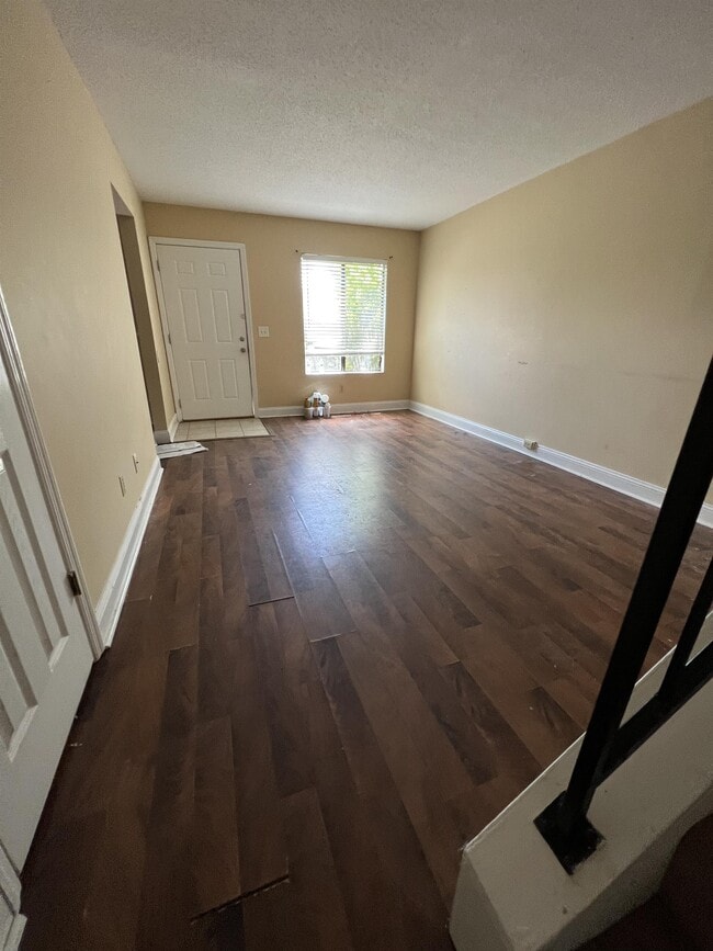 Building Photo - 323 Beverly St