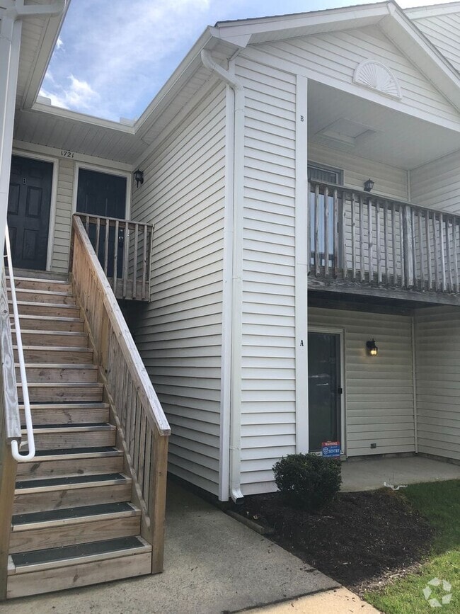 Building Photo - Highly desired unit located in Greenbrier ...