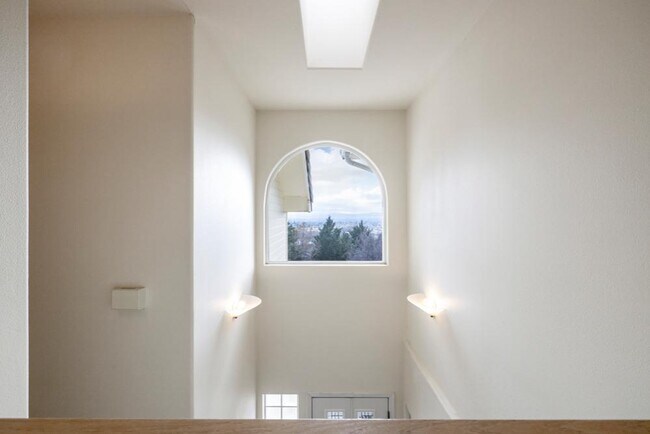 Building Photo - 5663 Basin View Dr