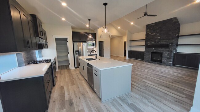 Building Photo - 4 BR/2.5 BA Single-Level home at Trailside