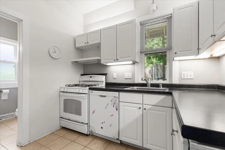 Kitchen - 1052 Poplar St