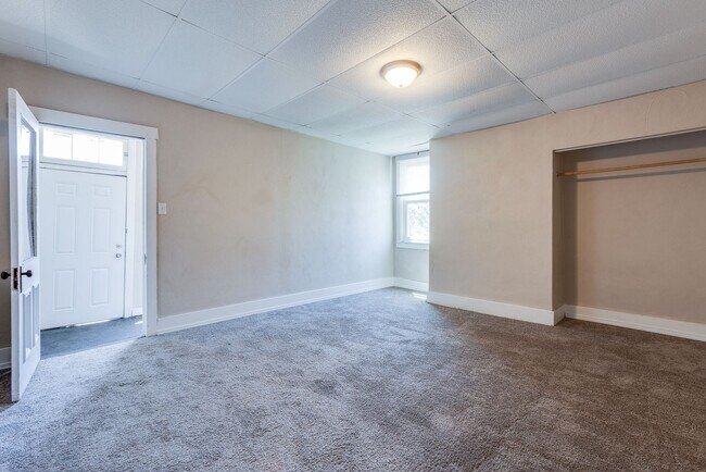 Building Photo - AVAILABLE APRIL 2026