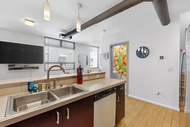 Building Photo - 343 Platinum St SW