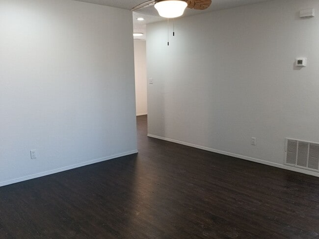 Building Photo - 3 Bedroom, 1 Bathroom Home! Schedule a Showing Soon!