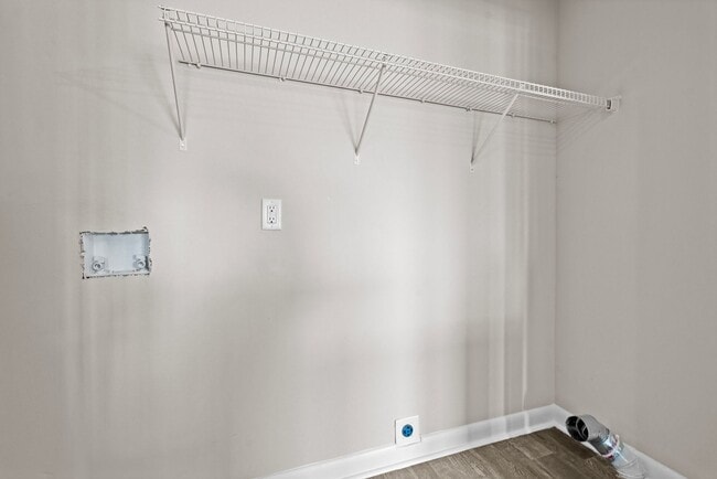 Building Photo - Freshly Remodeled 3rd Floor Apartment