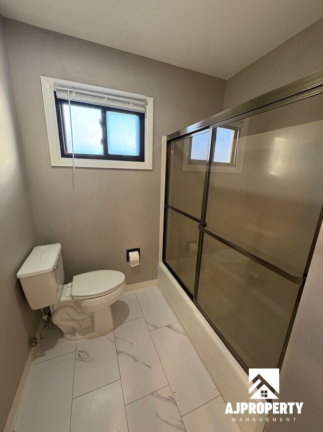 Building Photo - 3014 S Phillips Ave