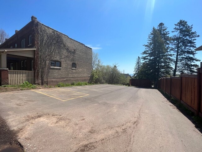 Building Photo - AVAILABLE JUNE 1ST - 4 Bed/1 Bath: Now With $250 Off First Months Rent!