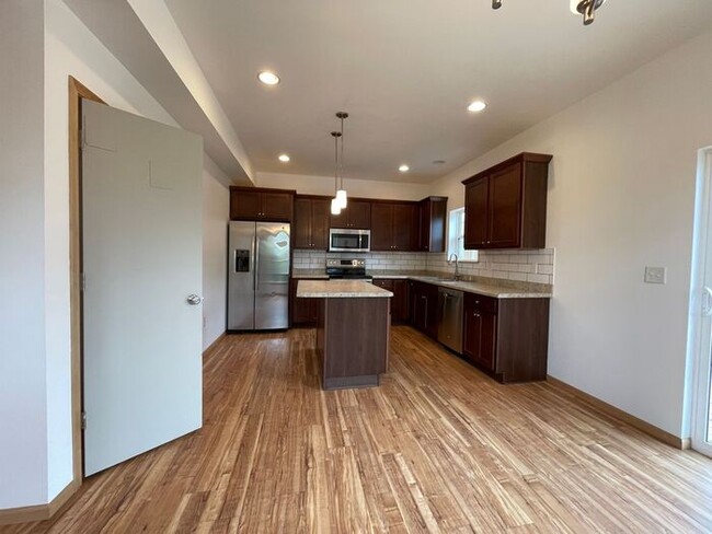 Building Photo - $1,950 | 3 Bedroom, 3 Bathroom TOWNHOME | ...