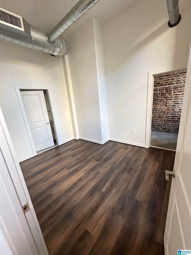 Building Photo - 2015 1st Ave N