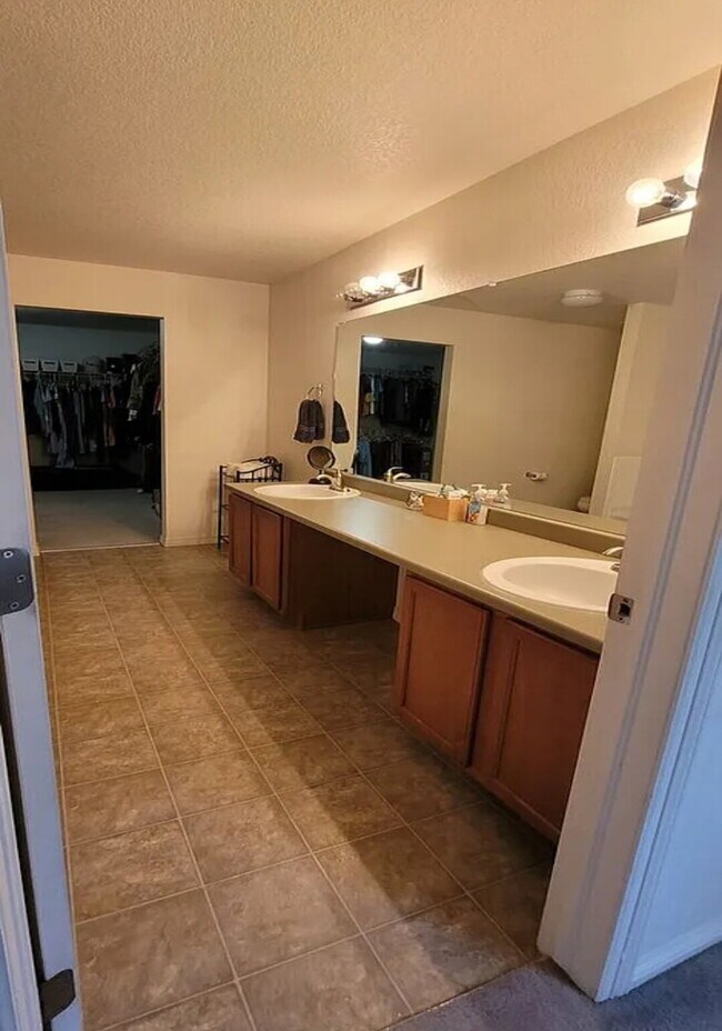 Building Photo - Spacious 3 Bed, 2.5 Bath home with Loft