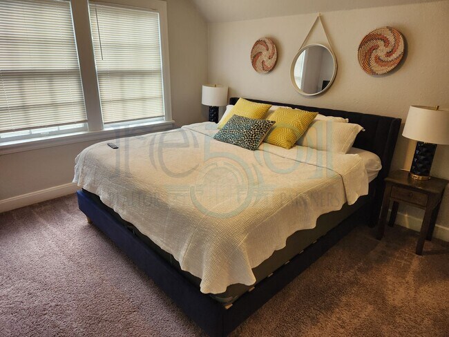 Building Photo - Wonderful Apartment in Hillcrest!