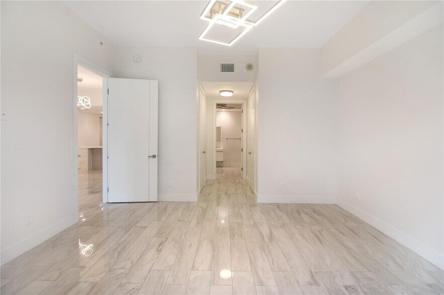 Building Photo - 14951 Royal Oaks Ln