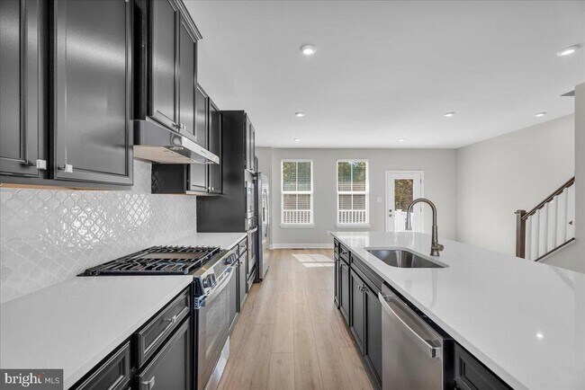 Building Photo - 76 SAND HILLS Dr