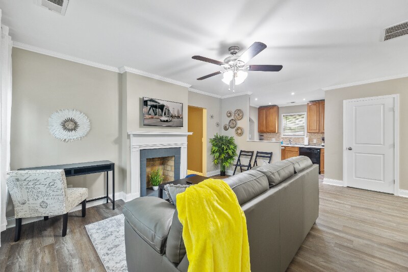 Building Photo - 825 Erin Ave SW