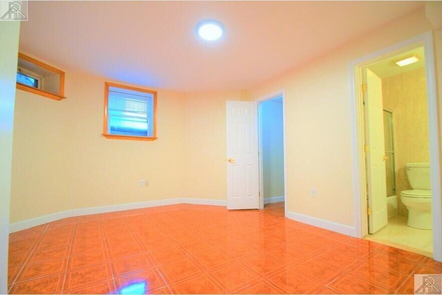 Building Photo - 73 Thatcher St