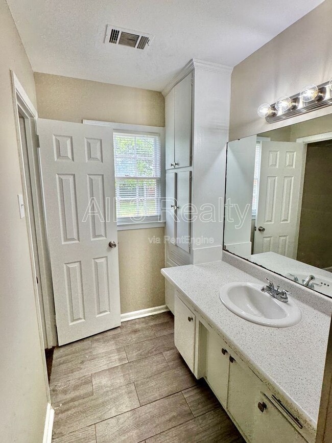 Building Photo - 502 Adler Dr