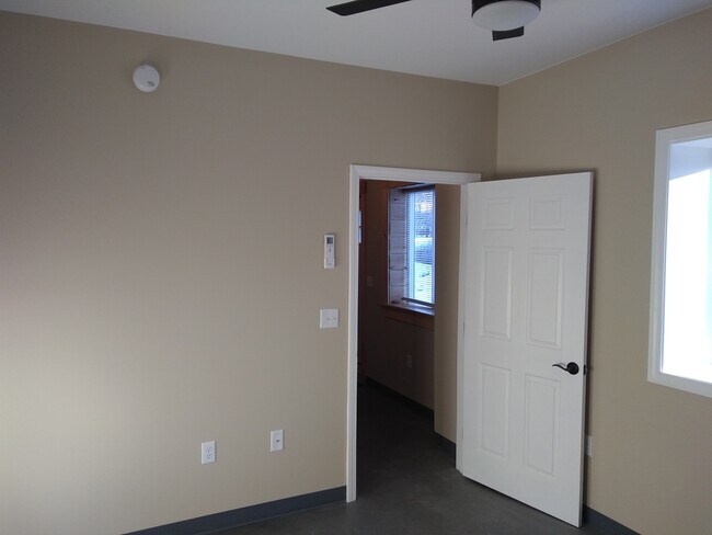 Building Photo - 372 Old County Rd